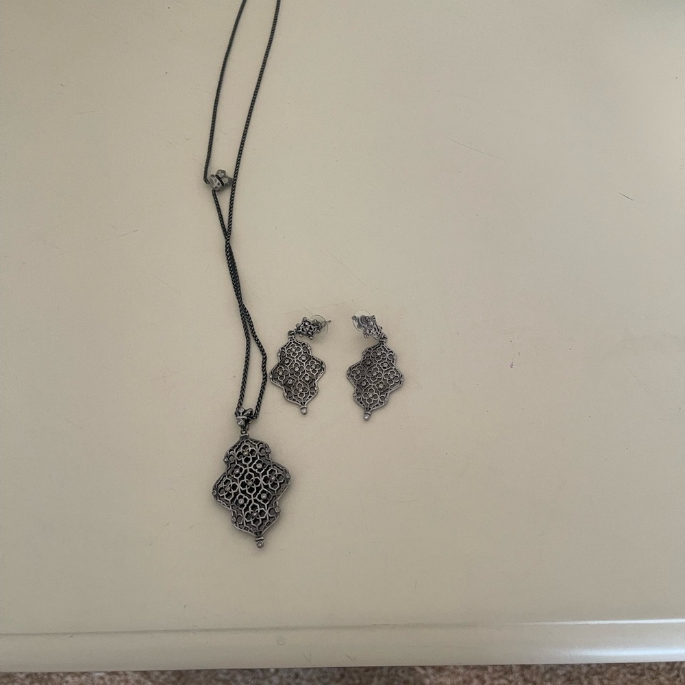 Kendra Scott Silver/Gray Necklace Intricate Pendant